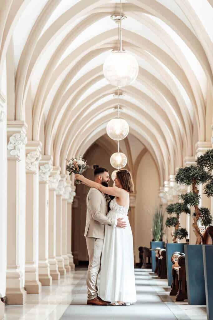 Glückliches Brautpaar umarmt sich nach der Trauung im Rathaus – Hochzeitsfotograf Celle