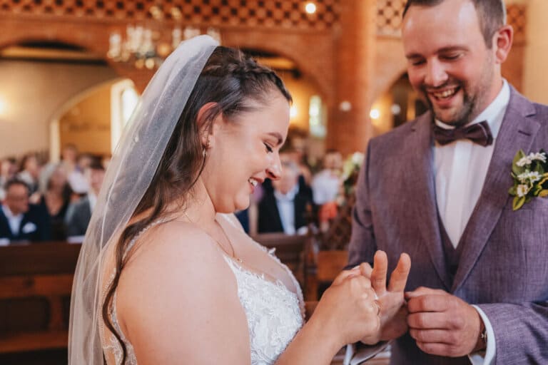 Brautpaar mit Tränen der Freude am Altar bei Trauung – Hochzeitsfotograf Gifhorn