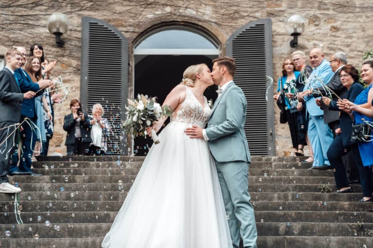 Hochzeitsfotograf Gifhorn dokumentiert den Kuss des Brautpaares vor dem Schloss Wolfsburg