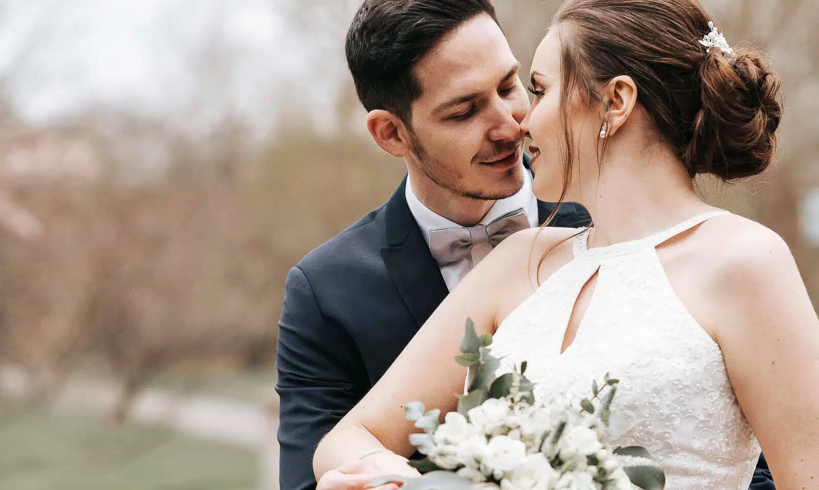 Romantisches Brautpaar genießt einen innigen Moment beim Shooting im Harz-Stil Ambiente