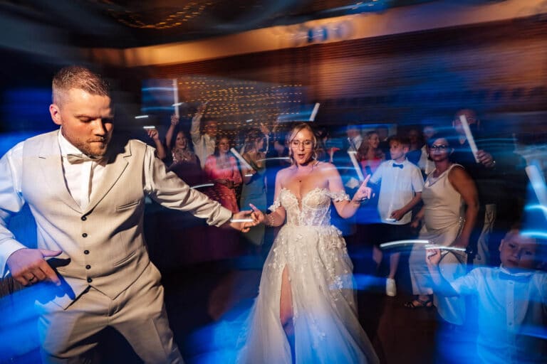 Glückliches Brautpaar tanzt entspannt zur Musik bei der Hochzeitsfeier in Salzgitter Haverlahwiese – Hochzeitsfotograf Harz