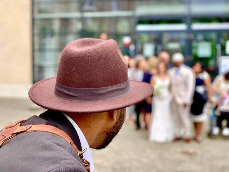 Hochzeitsfotograf Hildesheim positioniert Gäste am Standesamt Hannover für ein modernes Gruppenbild