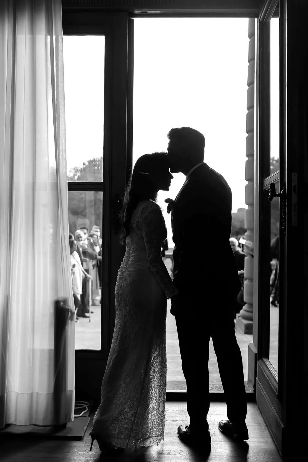 Brautpaar im Gegenlicht als Silhouette vor Fenster im Schloss Philippsruhe Hanau – Hochzeitsfotograf Salzgitter