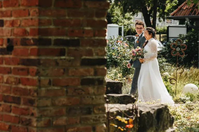Brautpaar läuft gemeinsam zum Altar und schaut sich nervös an im Festwerk unter den Eichen – Hochzeitsfotograf Salzgitter