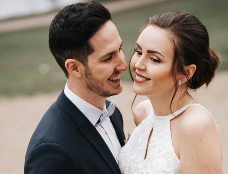 Hochzeitsfotograf Weyhausen – verliebtes Paar steht eng zusammen und lächelt sich glücklich an
