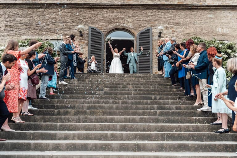 Hochzeitsfotograf Weyhausen – Brautpaar verlässt das Standesamt im Schloss Wolfsburg