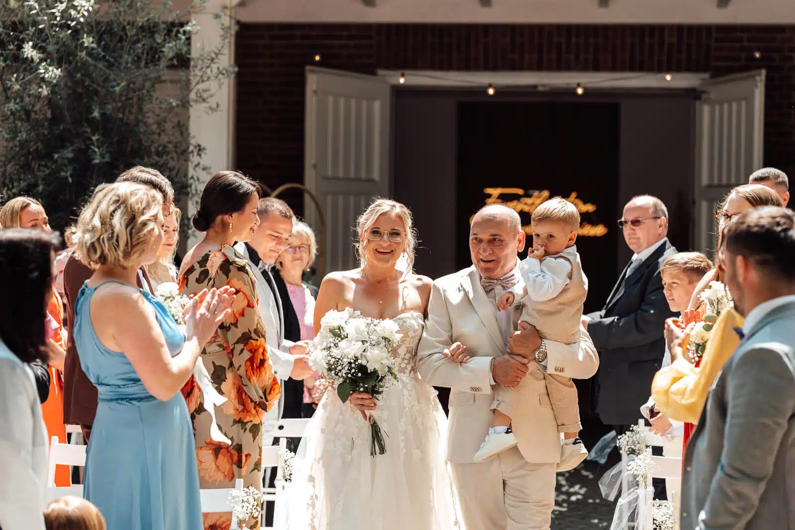 Braut wird vom Vater zum Altar geführt bei einer freien Trauung in Wolfenbüttel