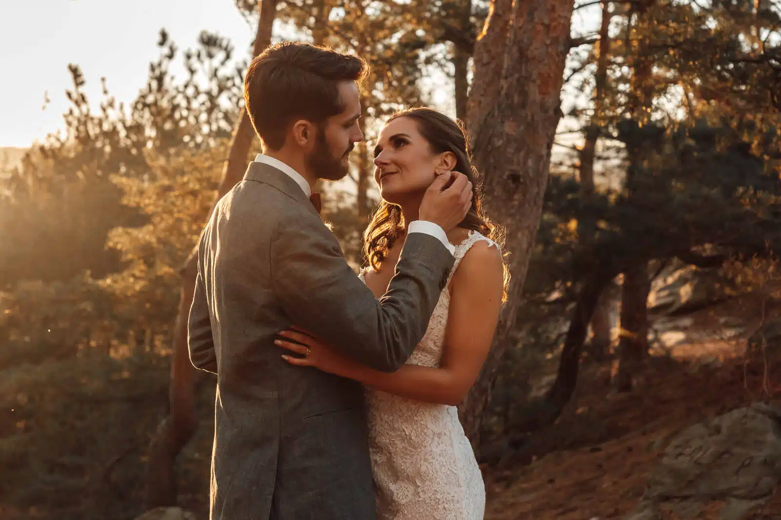 Hochzeitsfotograf Wolfenbüttel – emotionales Brautpaar im Harz bei goldenem Licht