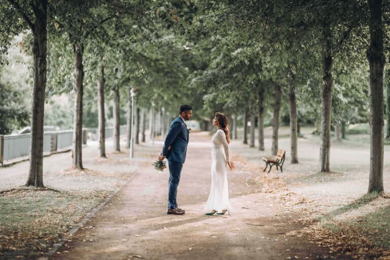 Hochzeitsfotograf Wolfsburg begleitet Brautpaar im Schlosspark Philippsruhe Hanau bei emotionalem First Look
