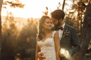 Hochzeitsfotograf Wolfsburg – Brautpaar im Harz Wald beim Sonnenuntergang