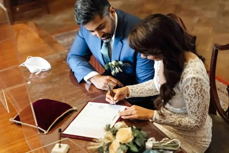 Standesamtliche Trauung im Schloss Philippsruhe Hanau – Braut und Bräutigam unterschreiben Ehevertrag | Hochzeitsfotograf Wolfsburg